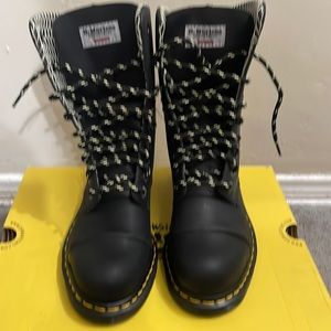 Dr Martens Air wair Leah steel toe boots
